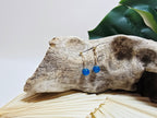 Seren - boucles d'oreilles sphères chalcantite bleu électrique sur bois flotté et monstera, vue d'ensemble