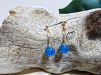 Seren - boucles d'oreilles chalcantite sur bois flotté, vue de face