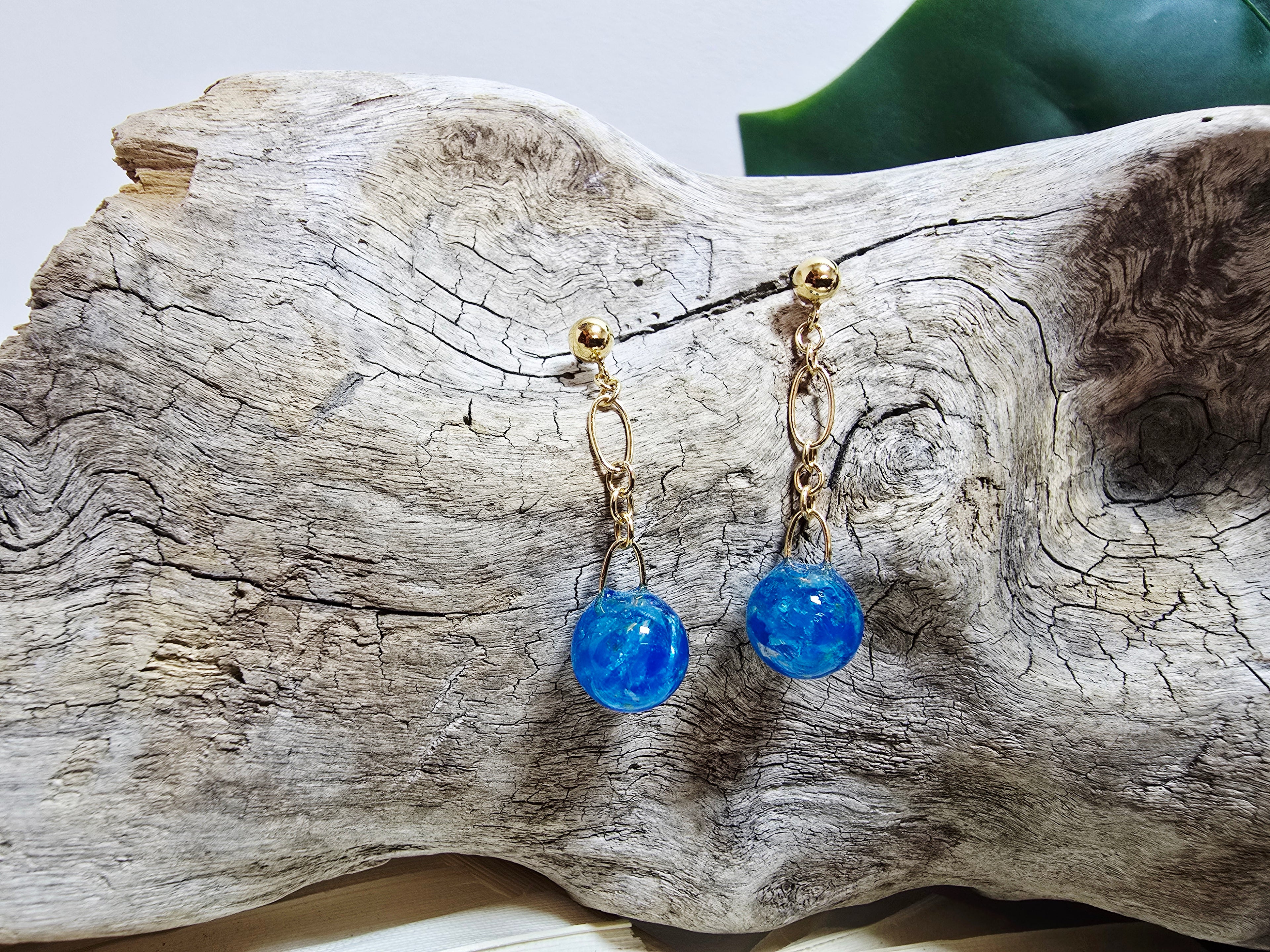 Seren - boucles d'oreilles chalcantite sur bois flotté, vue de face