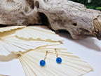 Seren - boucles d'oreilles chalcantite or laminé sur éventail blanc et bois flotté