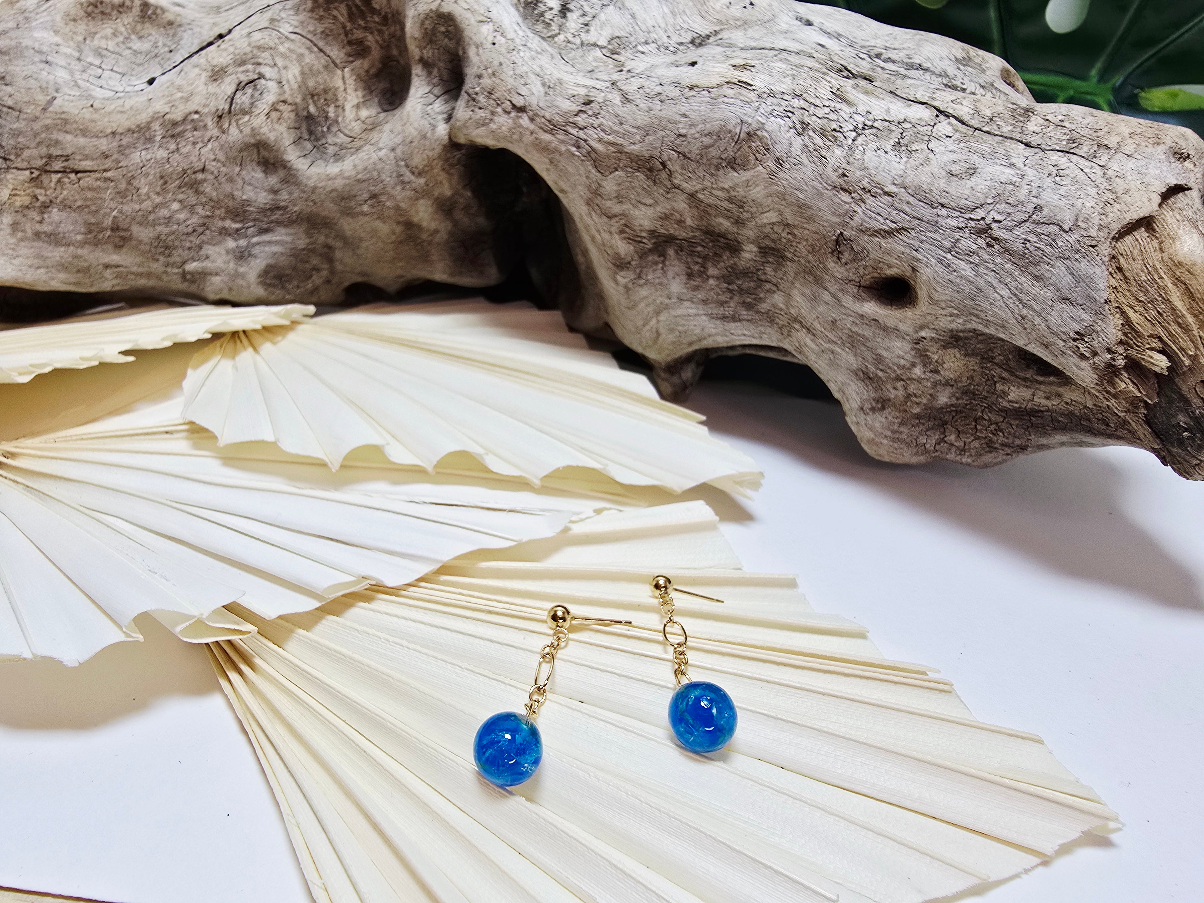 Seren - boucles d'oreilles chalcantite or laminé sur éventail blanc et bois flotté