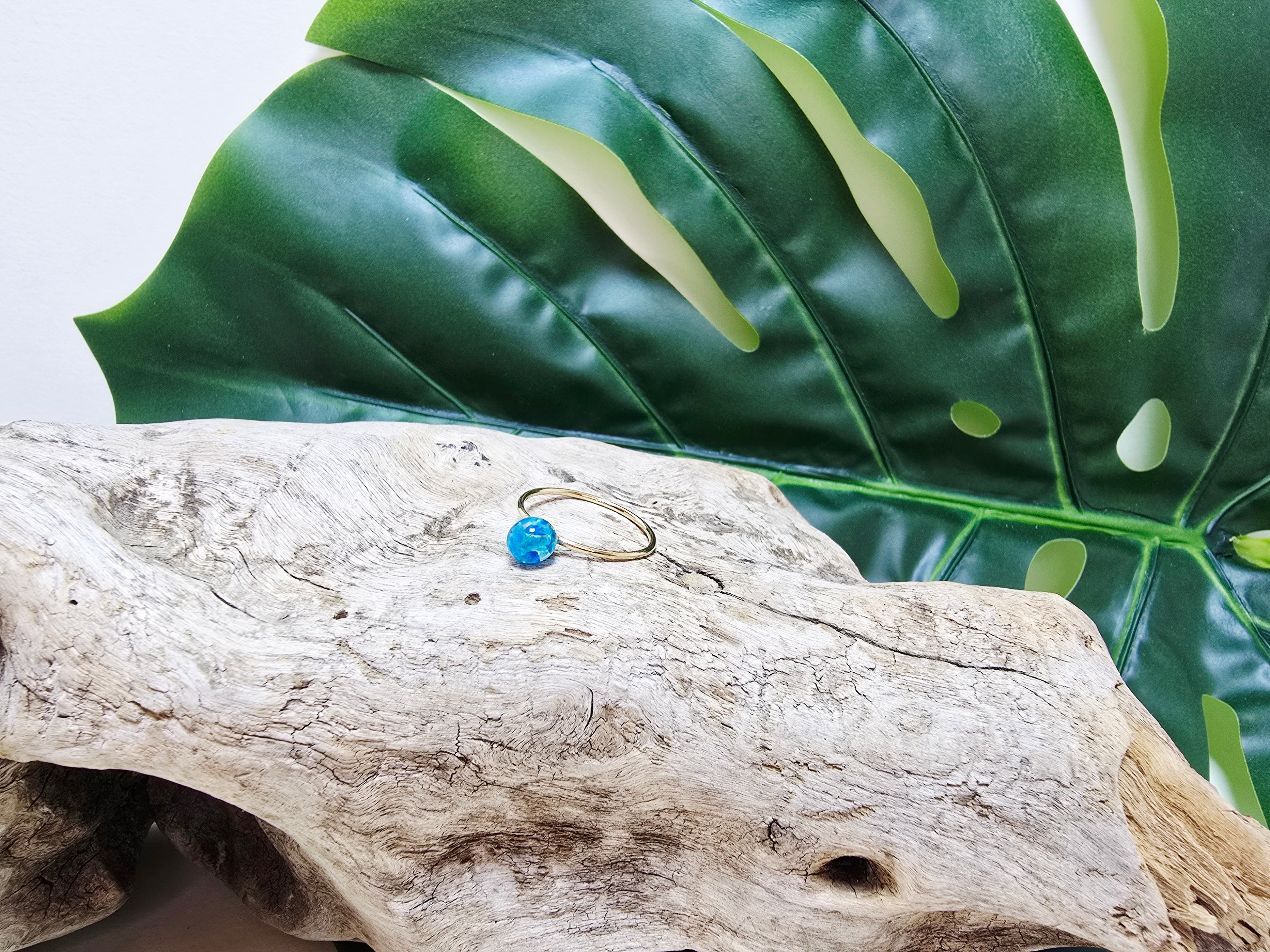 Mira - bague or laminé sphère chalcantite bleu électrique sur bois flotté et monstera