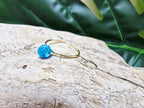Mira - bague chalcantite sur bois flotté, vue rapprochée