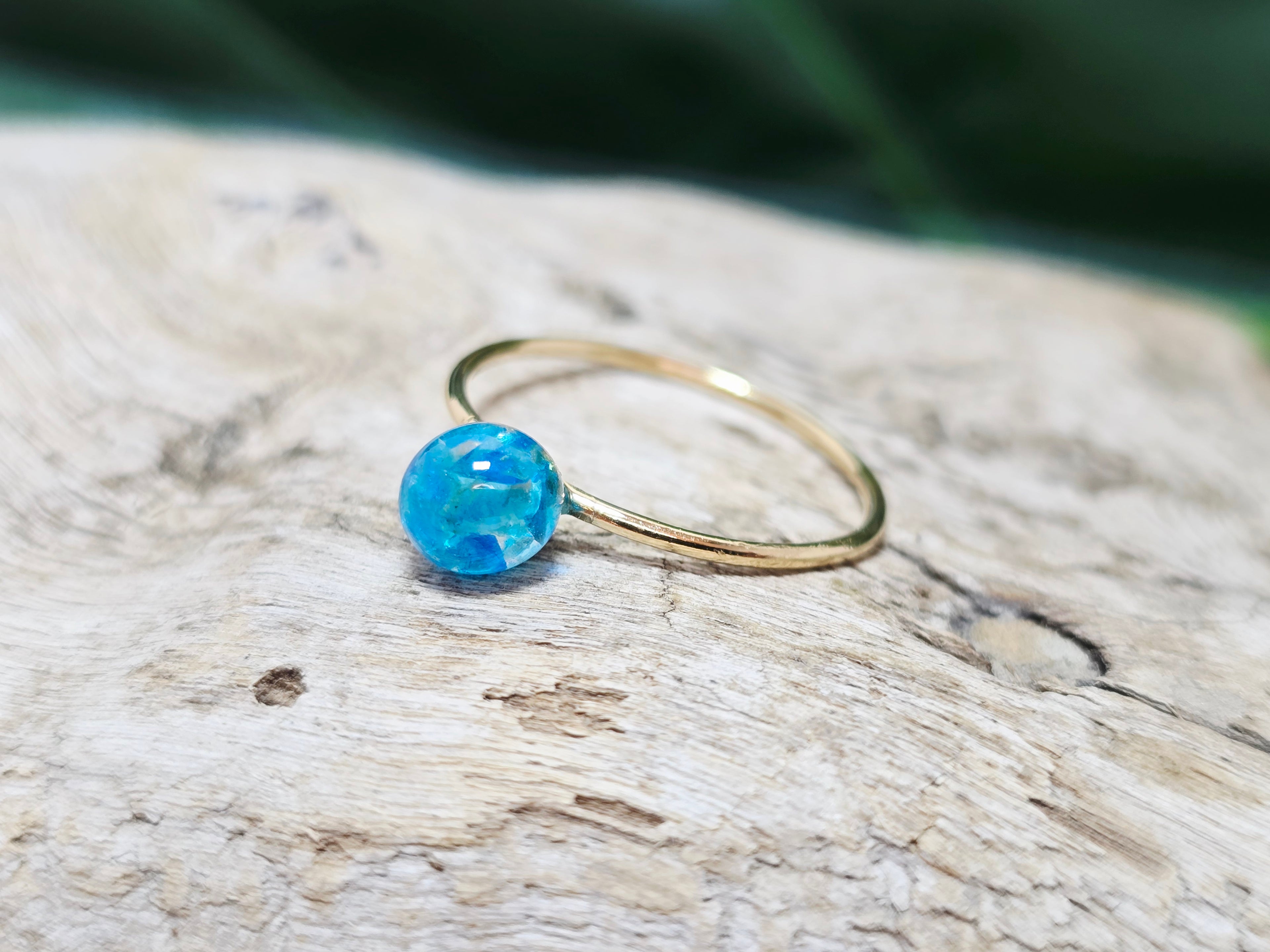 Mira - gros plan sur la sphère de chalcantite bleu électrique translucide