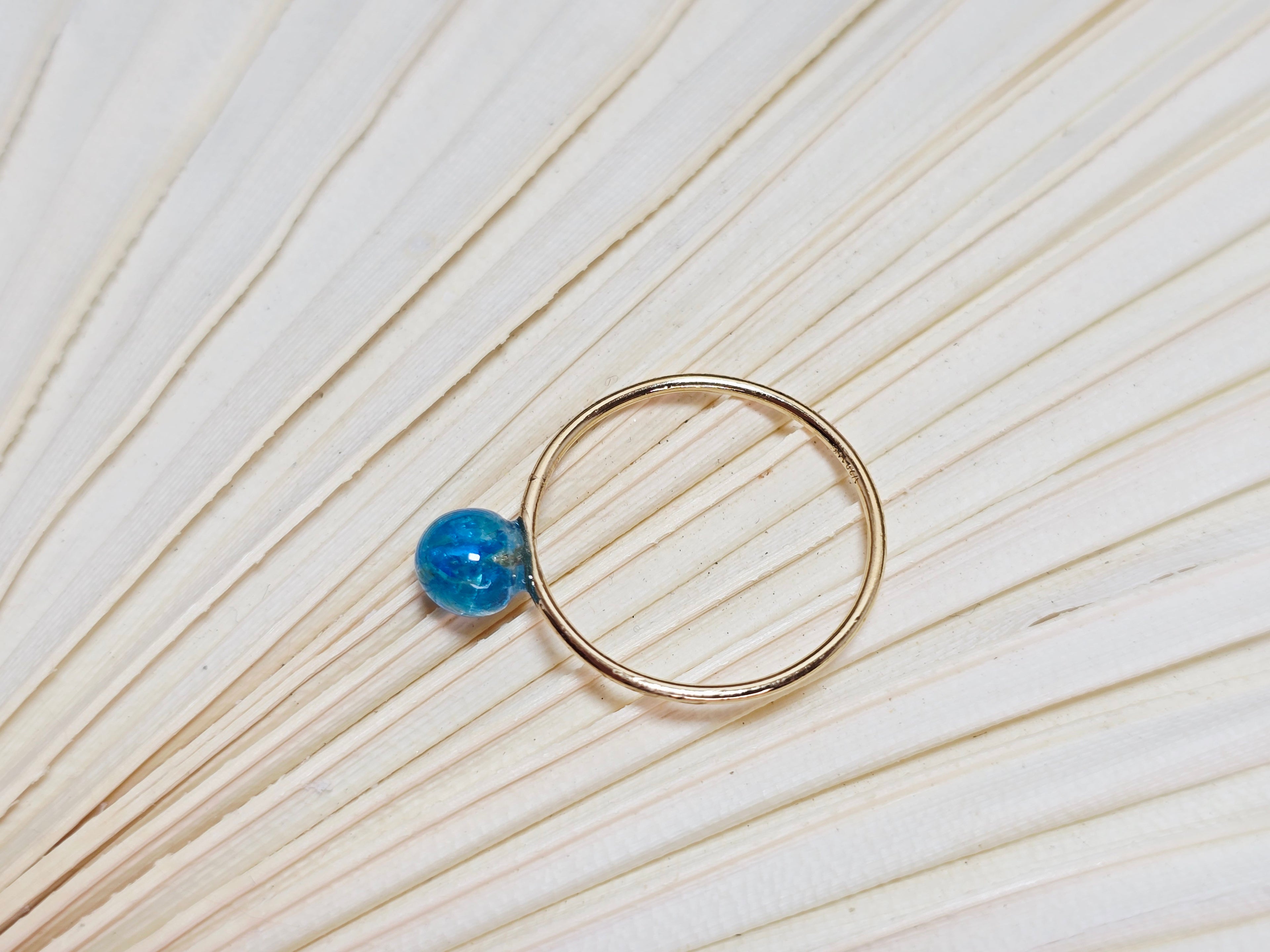 Mira - bague or laminé chalcantite sur éventail blanc, vue de dessus